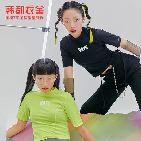 韩都衣舍字母印花修身短款运动T恤女夏新款潮酷弹力短袖上衣图片
