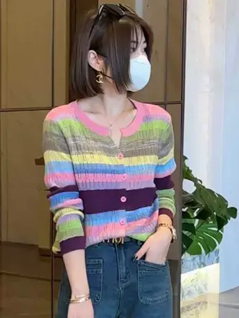 2023秋季新款小V领彩色条纹针织开衫女长袖设计感软糯薄款上衣潮商品大图