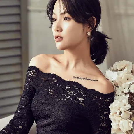 秋装2023年新款气质一字领露肩蕾丝衫长袖性感收腰镂空上衣打底衫图片