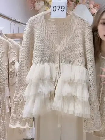 奶系小众设计感针织开衫女2023早秋新款温柔仙气拼接木耳边毛衣洋图片