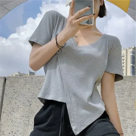 不规则薄款冰丝短袖T恤女夏季新款设计感小众别致V领显瘦短款上衣图片