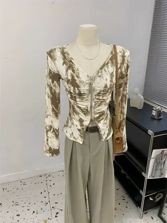 街头复古高级感~上下双拉链V领垫肩褶皱渲染修身长袖T恤女开衫新图片