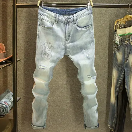 高端大牌烫钻牛仔裤男款修身小脚裤春季浅色破洞潮牌长裤2024新款商品大图