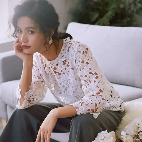 秋装女2023年新款七分袖圆领蕾丝衫宽松喇叭袖纯色水溶刺绣上衣图片
