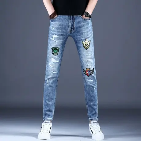 2023秋款男士牛仔裤子时尚浅蓝色修身刺绣小脚裤男潮牌破洞补丁款商品大图