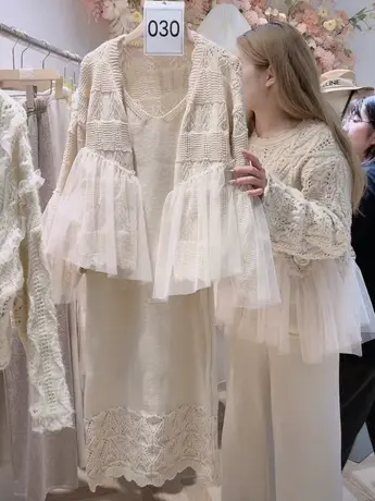 秋季新品奶系小众设计感网纱拼接内搭吊带连衣裙两件套针织开衫女图片