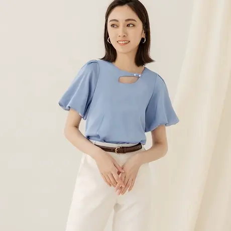 桔熊夏季通勤不对称镂空珍珠扣泡泡袖微光泽感上衣女大码AB18513商品大图