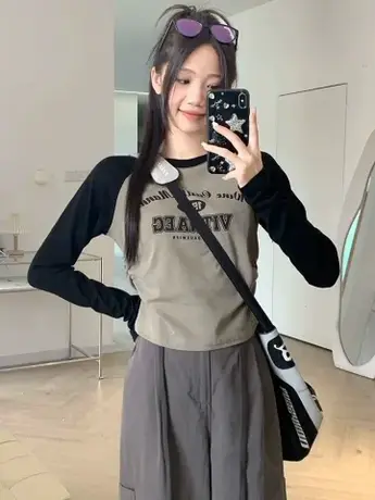 插肩袖T恤秋季2023新款女装修身纯棉印花打底衫设计感褶皱短上衣图片