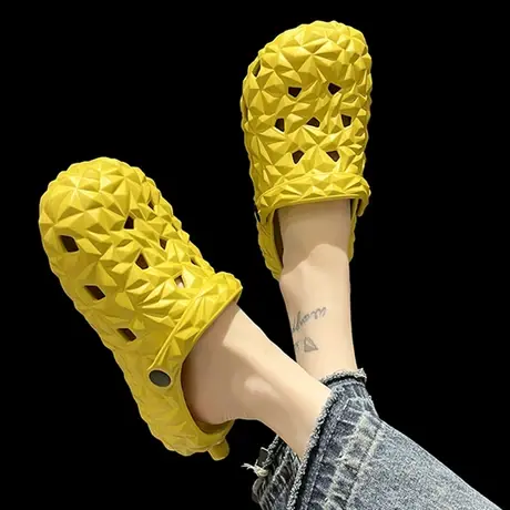 洞洞鞋女夏季外穿2025新款搞怪榴莲踩屎感防滑小众软底沙滩凉拖鞋图片