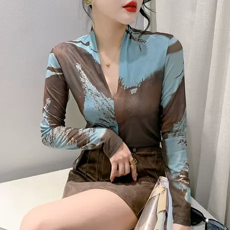 欧货性感V领雪纺衫女长袖气质扎染印花上衣内搭V领网纱打底衫秋装图片