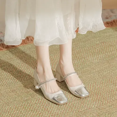 包头凉鞋女2024年夏季新款珍珠扣搭链条一字带拼接撞色圆头高跟鞋图片