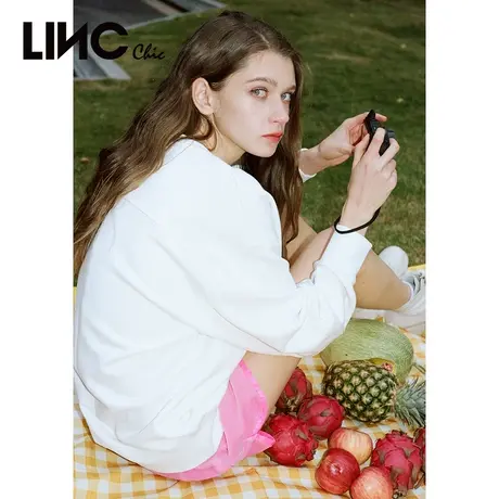 LINC金羽杰2023年秋季新款街头甜酷运动感俏皮华丽绒短裤女休闲裤商品大图