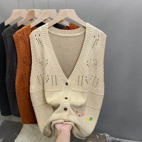2024新款V领针织马甲女无袖开衫外搭背心叠穿刺绣毛衣坎肩马夹女图片