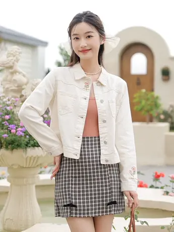 2023秋季新款花朵刺绣牛仔外套女短款显瘦杏色小个子正肩夹克上衣图片