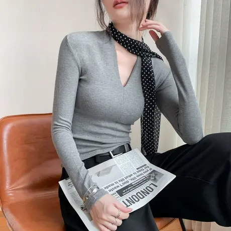歌倍尚长袖T恤女修身上衣2025秋季新款深V领纯色百搭高级感打底衫商品大图