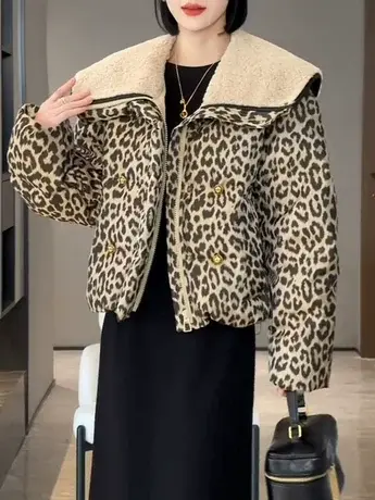 欧洲站羊羔毛娃娃领短款羽绒服女2023冬季新款轻奢豹纹白鸭绒外套图片