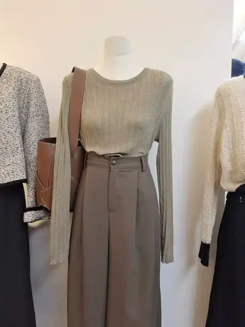 韩版咖色圆领套头坑条针织长袖薄款宽松软糯早秋基础款内搭打底衫商品大图