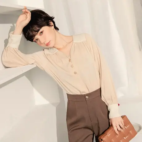 桔熊春秋通勤季微光泽皱皱拼接毛呢V领衬衫长袖上衣女大码AB16672商品大图