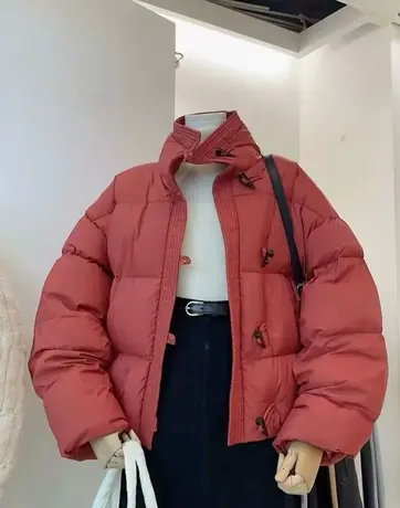 圣诞红色短款牛角扣白鸭绒羽绒服加厚外套女冬季新款设计感面包服图片