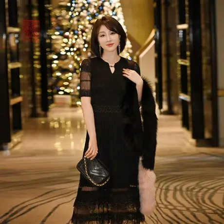 EP雅莹高端系列小黑裙 肌理感蕾丝重工礼服连衣裙 商场同款4660A图片