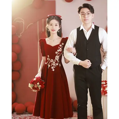 新中式敬酒服新娘2023新款女夏季答谢宴刺绣红色丝绒方领订婚礼服图片