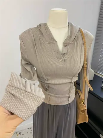 有点帅~美式减龄拼接领口扣子连帽短款薄卫衣女早秋新款长袖T恤图片