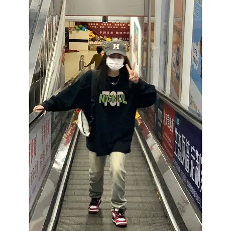 oversize设计感圆领卫衣女春秋季薄款2023宽松慵懒风高街上衣大码图片