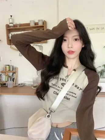 复古设计感小V领修身拼色T恤女2024秋季新款显瘦字母印花长袖上衣图片