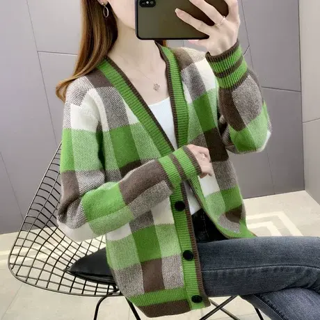 2024春季新款V领绿色格子图案针织外套毛衣女宽松撞色单排扣开衫商品大图