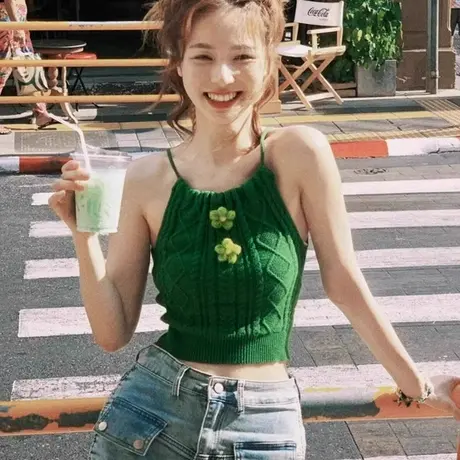 绝美小吊带针织背心女2025新款夏季外穿短款内搭辣妹无袖挂脖上衣图片