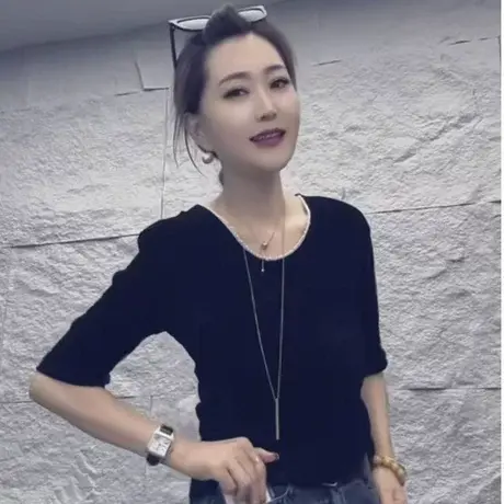 黑色丝绒V领短袖T恤女2025新款早秋修身显瘦打底衫高级感ins上衣图片