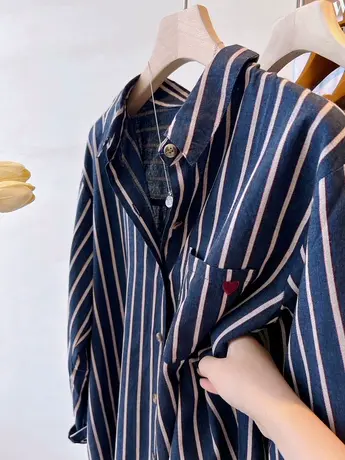 休闲风 胸前红色小爱心刺绣宽松直筒百搭竖条纹长袖衬衫女上衣秋图片