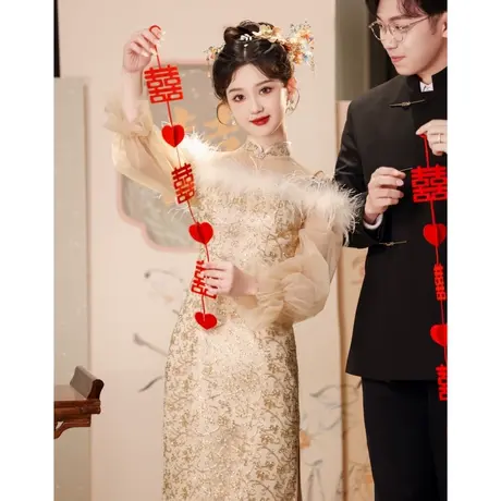 高贵香槟色敬酒服新娘2024新款结婚高级感订婚礼服羽毛一字肩纱袖图片