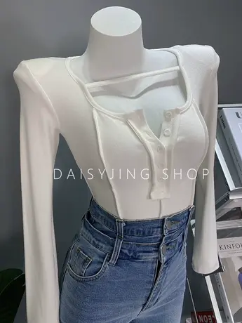 2022秋装新款个性U领纽扣垫肩紧身百搭短款长袖t恤女上衣服打底衫商品大图