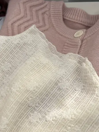 温柔奶米色半高领打底蕾丝衫女春秋叠穿毛衣内搭薄款微透洋气上衣图片