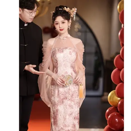 粉色挂脖旗袍敬酒服新娘2024新款订婚礼服女夏季新中式连衣裙结婚图片