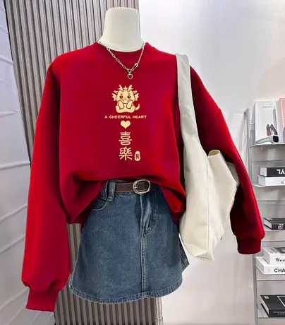 红色chic卫衣女胖mm减龄洋气加绒圆领外套ins秋冬本命年情侣上衣图片