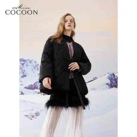 missCOCOON简约大方菱格光泽感2023冬装新款女V领绑带设计羽绒服图片