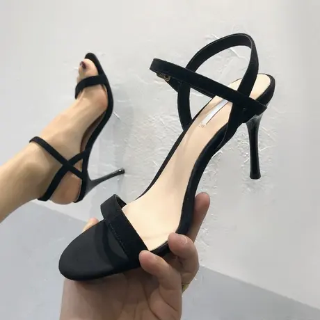 网红一字扣带凉鞋女2024夏季新款黑色百搭时尚细跟学生中跟高跟鞋商品大图