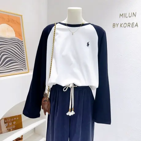 韩代款2023秋冬款简约风刺绣小马插肩袖拼色纯棉长袖上衣打底T恤图片