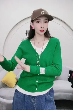 2023早春新款袖口字母贴标毛衣女V领单排扣假两件针织开衫潮外套商品大图