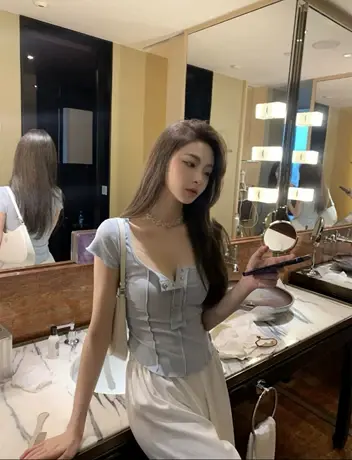 夏装2024年新款u领设计感小心机纯欲风T恤女小众短袖高腰短款上衣图片