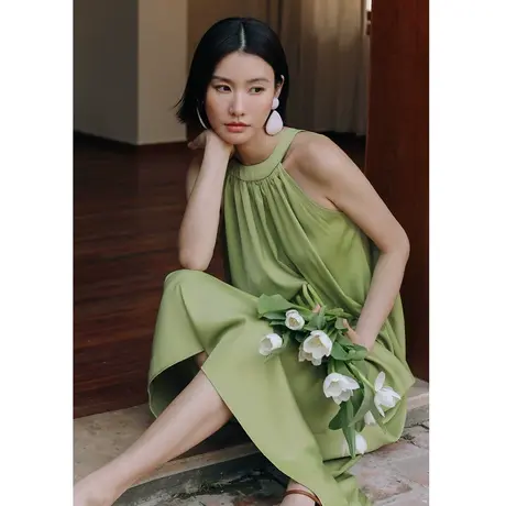 弥古绿色挂脖连衣裙女夏法式长裙高级感吊带裙海边度假三亚沙滩裙图片