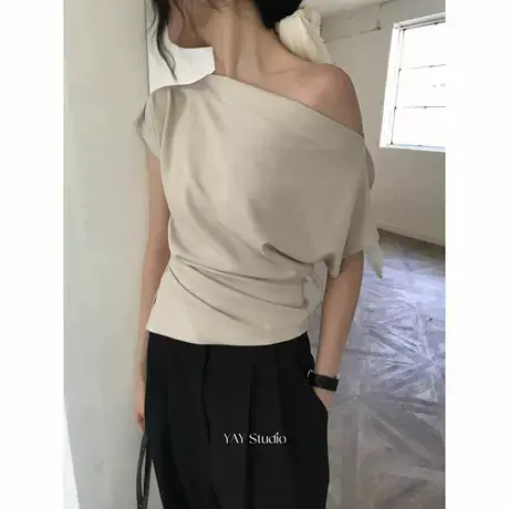 现货 Onoev 斜领露肩褶皱开叉显瘦短袖上衣T恤图片