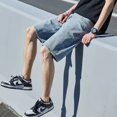 唐狮春季新款男牛仔中裤修身弹力直筒裤皮标潮流时尚经典五分裤图片