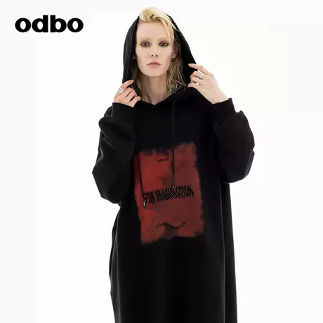odbo/欧迪比欧时尚设计感印花连衣裙子女2024秋季新款连帽中长裙图片