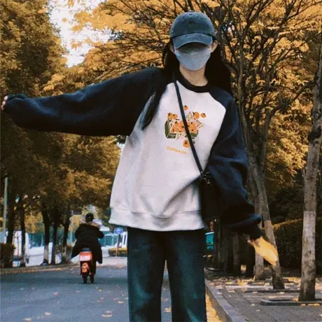 ins超火无帽圆领卫衣女2023新款秋装薄款百搭宽松撞色插肩袖上衣图片