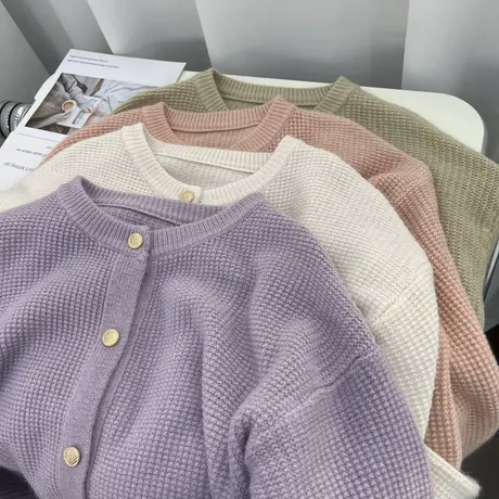 温柔慵懒风紫色圆领毛衣外套女春秋季韩系宽松小个子短款针织开衫图片