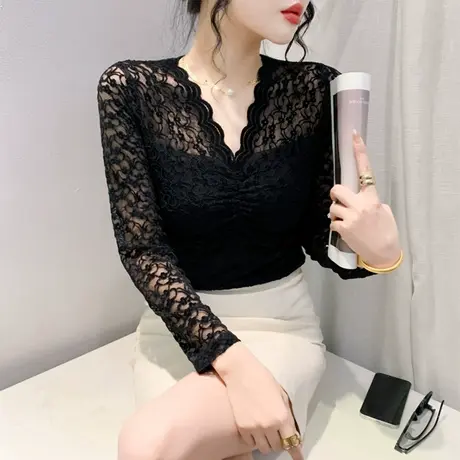 欧货时尚春秋新款蕾丝衫V领褶皱镂空长袖微透修身显瘦百塔上衣ins图片