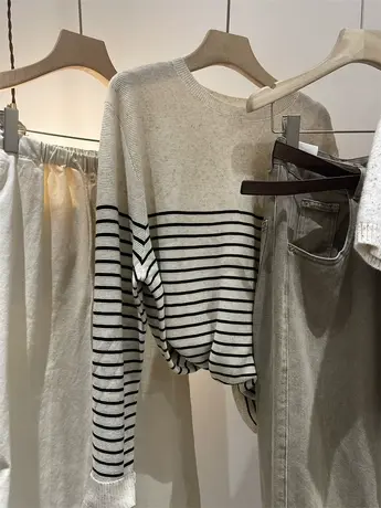 日杂风 奶卡色杂点长袖条纹针织衫女气质百搭设计感圆领宽松毛衣图片